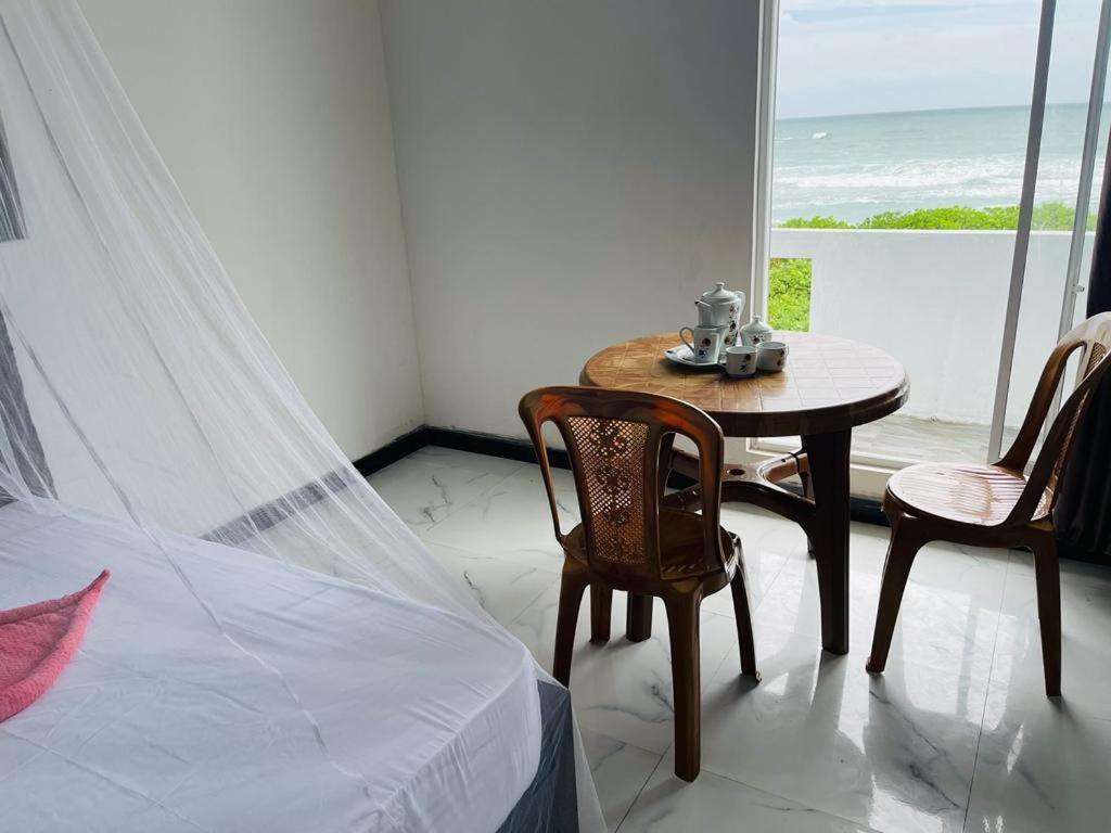 Hotel Blue Waves Ocean Mirissa Esterno foto