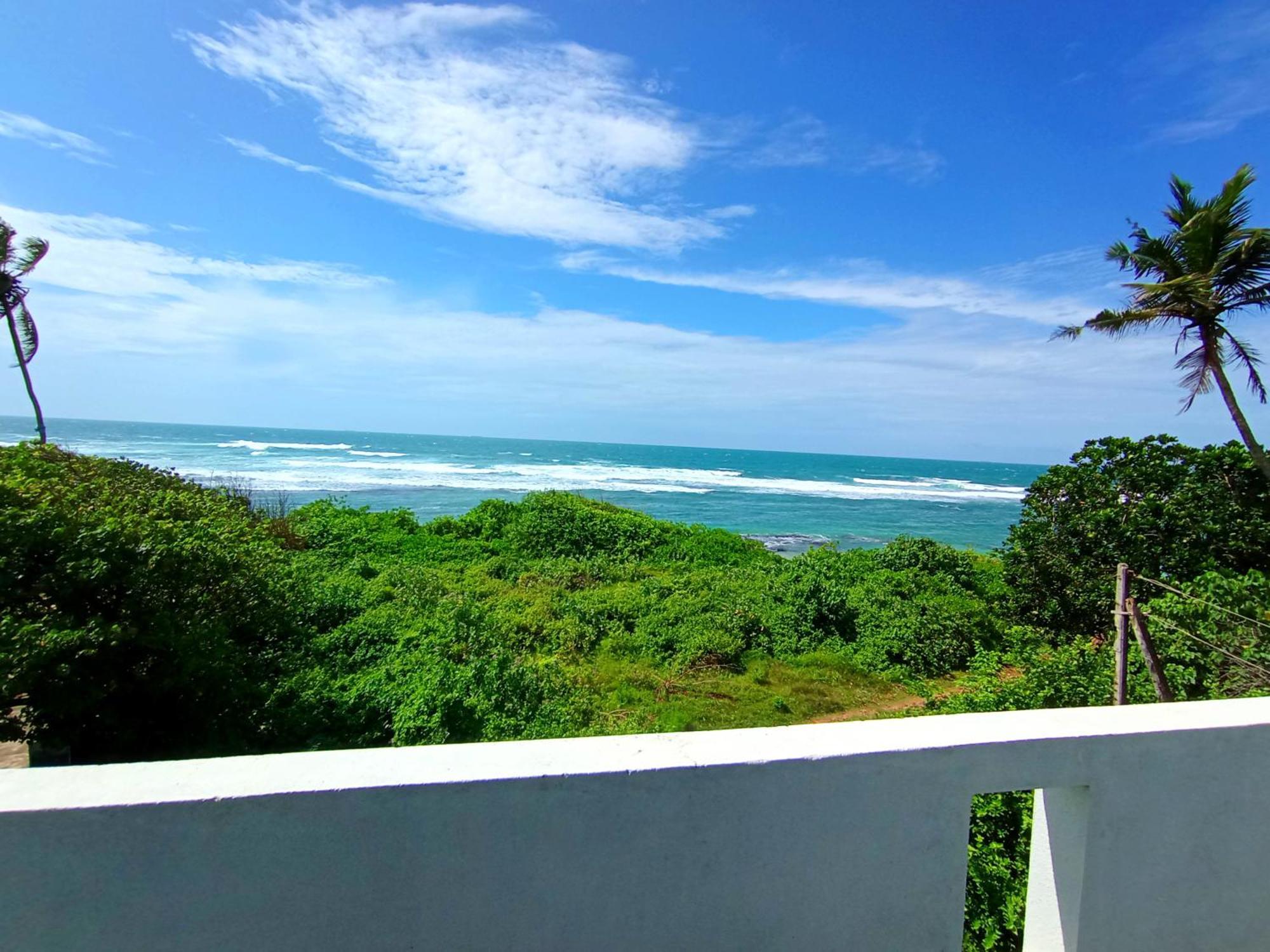 Hotel Blue Waves Ocean Mirissa Esterno foto